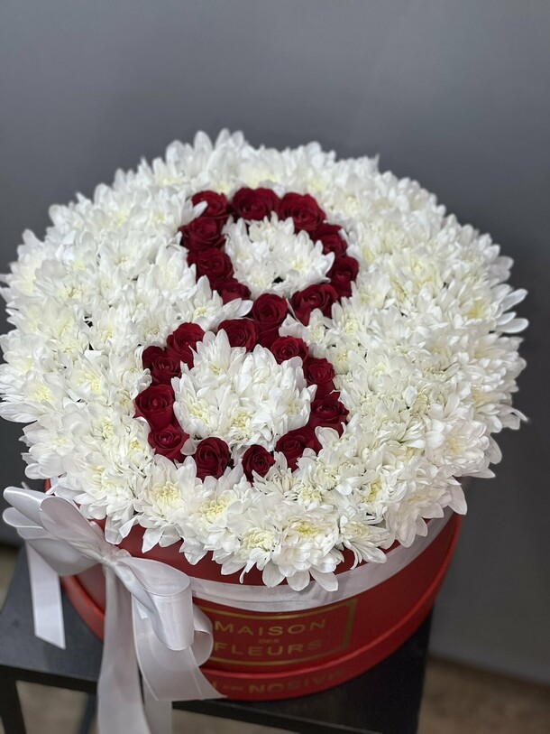 Коробка с 8 марта, артикул F1174309 - 9051 рублей, доставка по городу. Flawery - доставка цветов