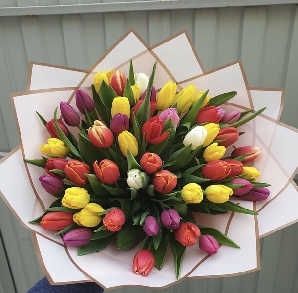 Букет из 51 тюльпана, артикул F1175226 - 15290 рублей, доставка по городу. Flawery - доставка цветов