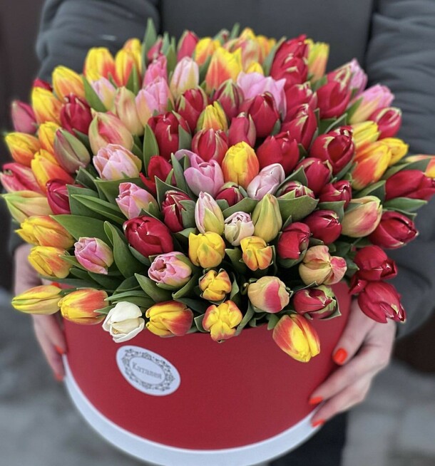 101 тюльпан в коробке, артикул F1175227 - 24750 рублей, доставка по городу. Flawery - доставка цветов