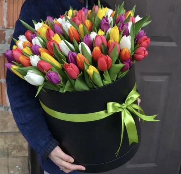 Коробка из 101 тюльпана, артикул F1175229 - 24750 рублей, доставка по городу. Flawery - доставка цветов