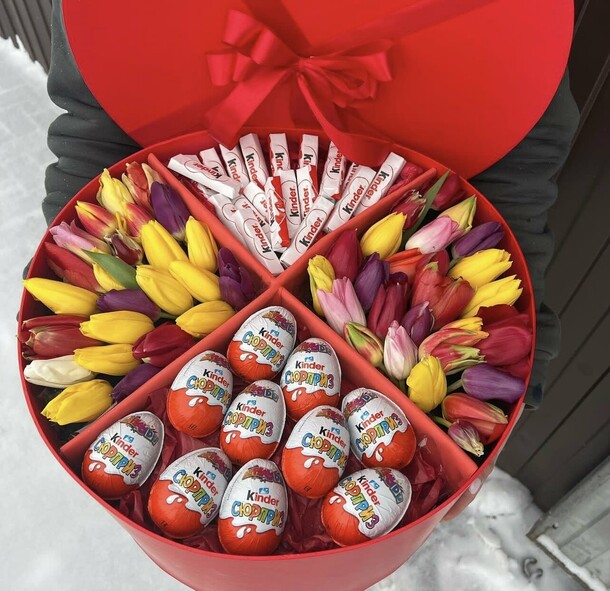 Коробка из тюльпана и сладостей, артикул F1175230 - 18236 рублей, доставка по городу. Flawery - доставка цветов