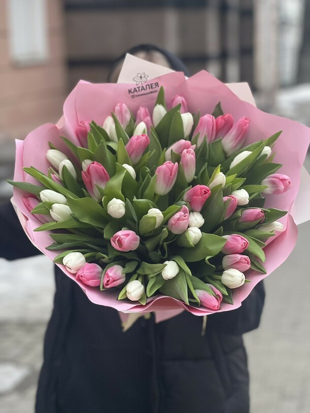 Букет из 51 тюльпана, артикул F1176674 - 15389 рублей, доставка по городу. Flawery - доставка цветов