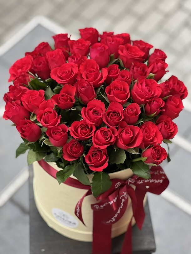 51 роза в коробке, артикул F1179568 - 12500 рублей, доставка по городу. Flawery - доставка цветов