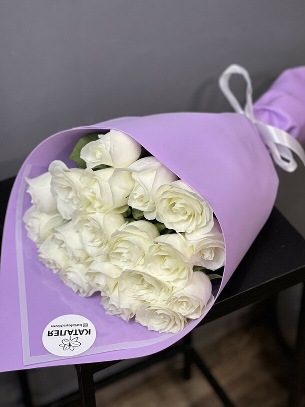 Букет из белых роз, артикул F1179600 - 5900 рублей, доставка по городу. Flawery - доставка цветов