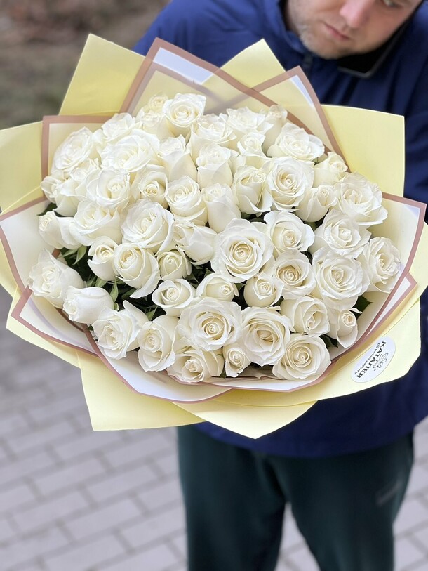 Букет из 51 белой розы, артикул F1179609 - 12870 рублей, доставка по городу. Flawery - доставка цветов