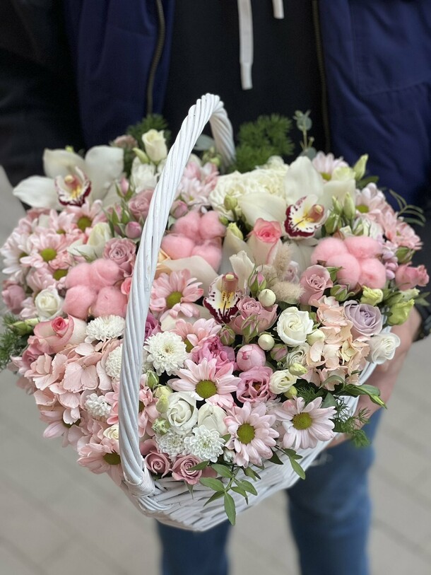 Корзина с цветами, артикул F1179912 - 9075 рублей, доставка по городу. Flawery - доставка цветов