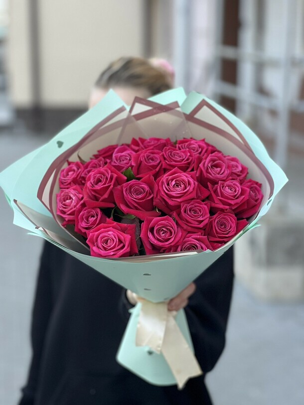 Букет из 25 малиновых роз, артикул F1179914 - 6435 рублей, доставка по городу. Flawery - доставка цветов