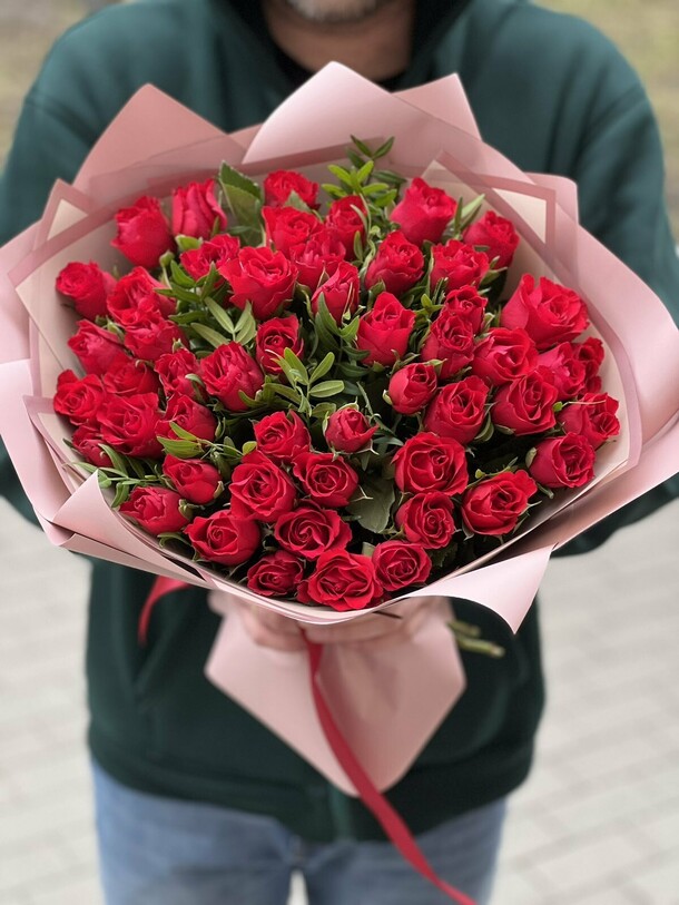 Букет из 51 розы, артикул F1181271 - 12870 рублей, доставка по городу. Flawery - доставка цветов