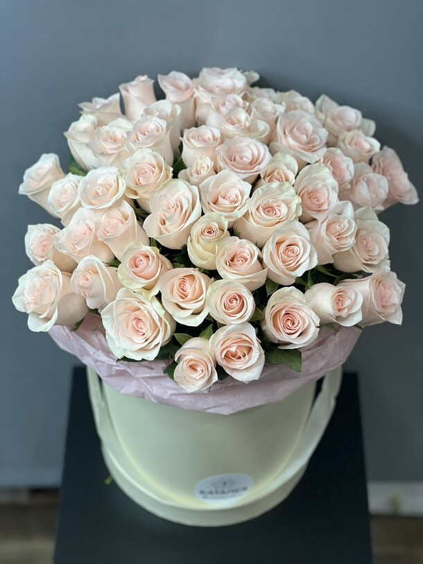 51 роза в коробке, артикул F1182644 - 12870 рублей, доставка по городу. Flawery - доставка цветов