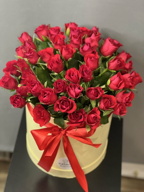 51 роза в коробке, артикул F1182645 - 12870 рублей, доставка по городу. Flawery - доставка цветов