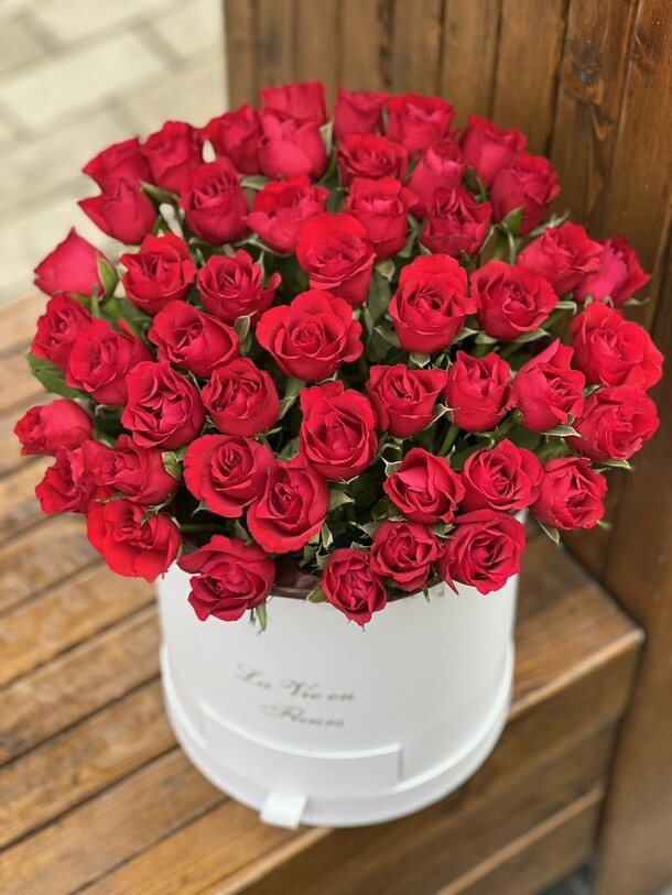 51 роза в коробке с раффаэло, артикул F1182646 - 13200 рублей, доставка по городу. Flawery - доставка цветов