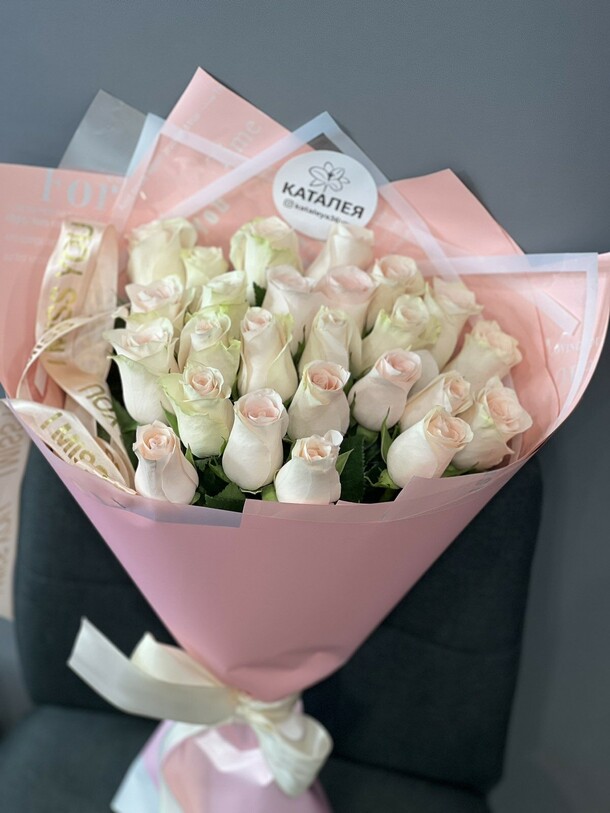 Букет из 25 импортных роз, артикул F1182647 - 6435 рублей, доставка по городу. Flawery - доставка цветов