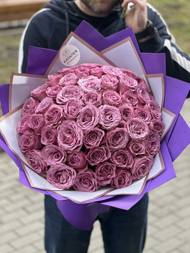 Букет из 51 розы, артикул F1182649 - 12870 рублей, доставка по городу. Flawery - доставка цветов