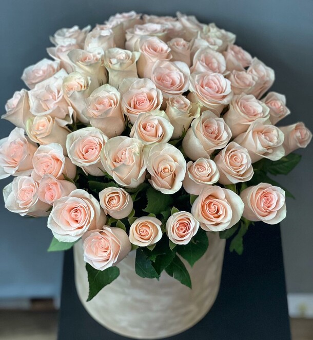 51 роза в коробке, артикул F1182652 - 12870 рублей, доставка по городу. Flawery - доставка цветов