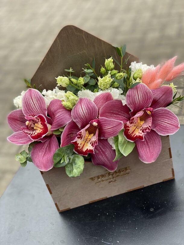 Деревянный ящик из орхидеи, артикул F1183963 - 3367 рублей, доставка по городу. Flawery - доставка цветов