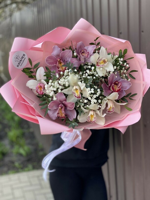 Букет из 9 орхидей и гипсофилы, артикул F1184061 - 6518 рублей, доставка по городу. Flawery - доставка цветов