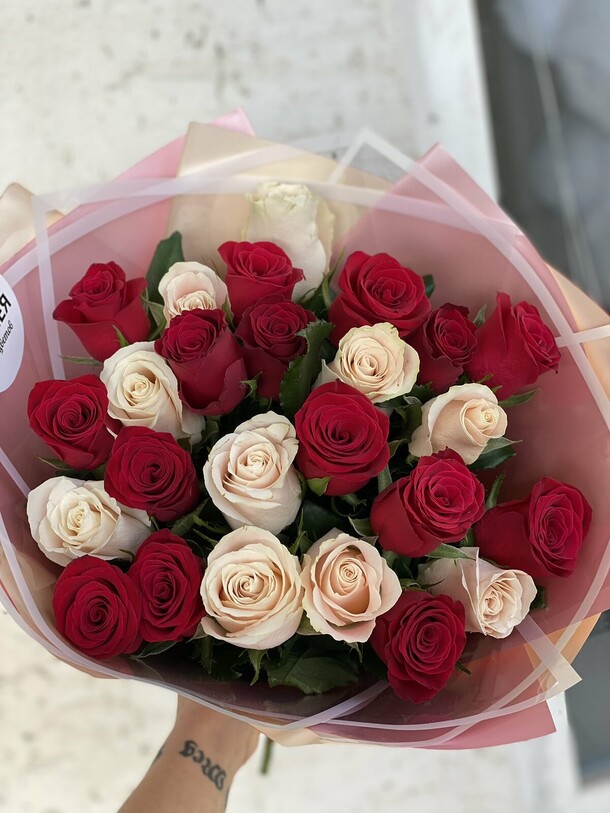 Букет из 25 роз, артикул F1184063 - 7370 рублей, доставка по городу. Flawery - доставка цветов