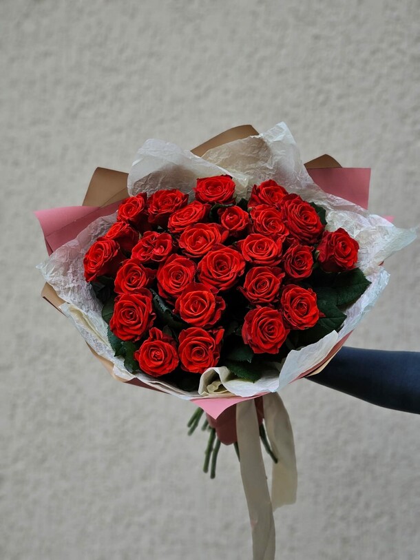25 роз, артикул F1200059 - 7150 рублей, доставка по городу. Flawery - доставка цветов