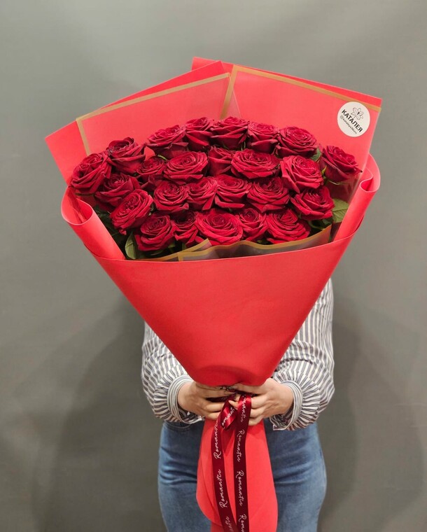 25 высоких роз, артикул F1200062 - 12870 рублей, доставка по городу. Flawery - доставка цветов