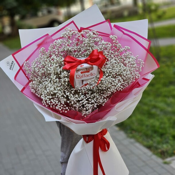 Букет из гипсофил и raffaello, артикул F1209274 - 5590 рублей, доставка по городу. Flawery - доставка цветов
