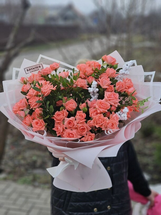 Букет из кустовых роз, артикул F1238854 - 6256 рублей, доставка по городу. Flawery - доставка цветов