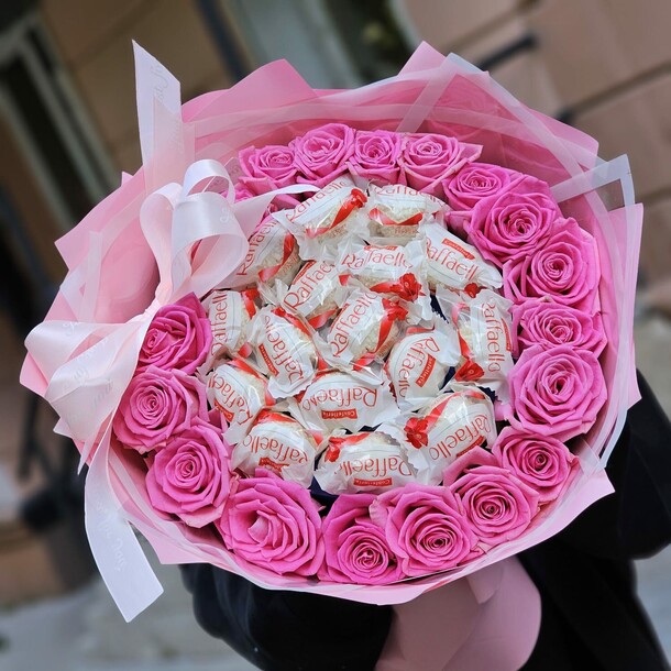 Букет из роз и raffaelo, артикул F1298925 - 7150 рублей, доставка по городу. Flawery - доставка цветов