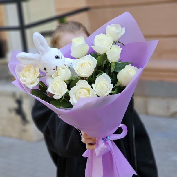 Букет роз с милой зайкой, артикул F1298930 - 5060 рублей, доставка по городу. Flawery - доставка цветов