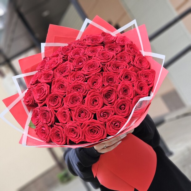 Букет  из 51 красной розы, артикул F1303416 - 14850 рублей, доставка по городу. Flawery - доставка цветов