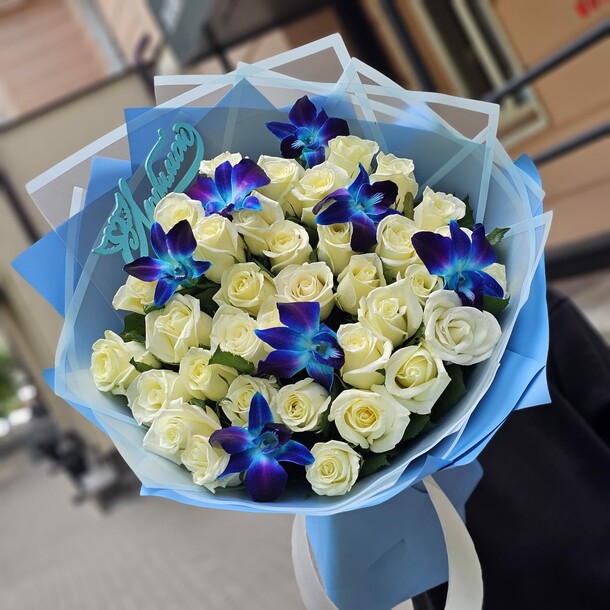 35 белых роз с орхидеями, артикул F1303518 - 10450 рублей, доставка по городу. Flawery - доставка цветов