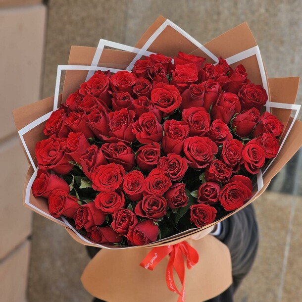 Букет из 51 импортной розы, артикул F1338704 - 12650 рублей, доставка по городу. Flawery - доставка цветов
