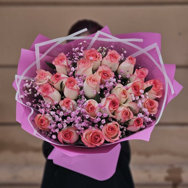 Букет из розы(джамилии) и гипсофилы, артикул F1338717 - 7700 рублей, доставка по городу. Flawery - доставка цветов