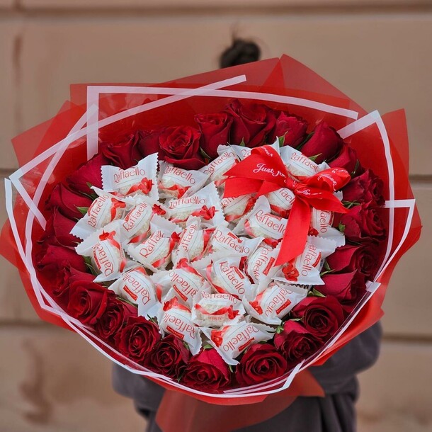 Букет из роз и раффаэлло, артикул F1338760 - 8690 рублей, доставка по городу. Flawery - доставка цветов