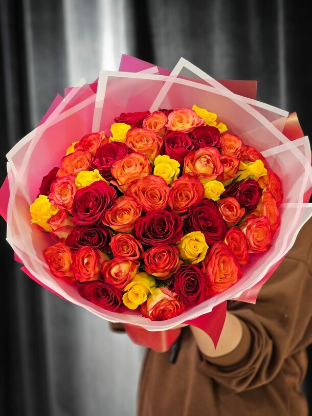 Яркий букет роз, артикул F1340414 - 12650 рублей, доставка по городу. Flawery - доставка цветов