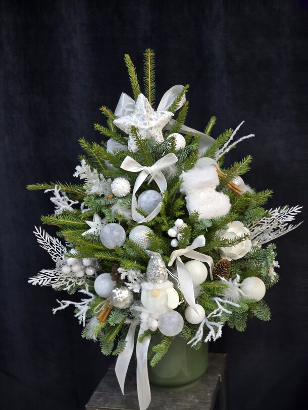 Ёлочка живая, артикул F1356528 - 7900 рублей, доставка по городу. Flawery - доставка цветов