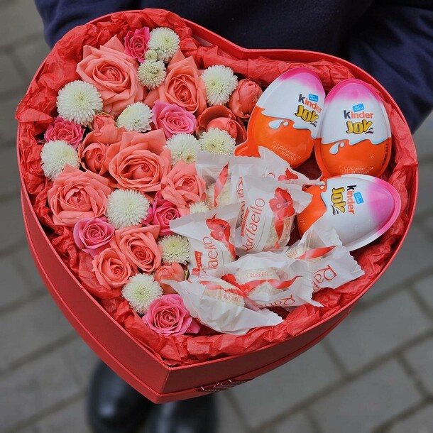 Сладкая композиция с живыми цветами, артикул F1369675 - 6050 рублей, доставка по городу. Flawery - доставка цветов