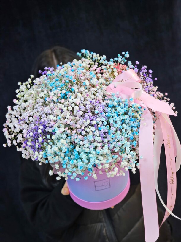 Коробочка из радужных гипсофил, артикул F1369701 - 4400 рублей, доставка по городу. Flawery - доставка цветов