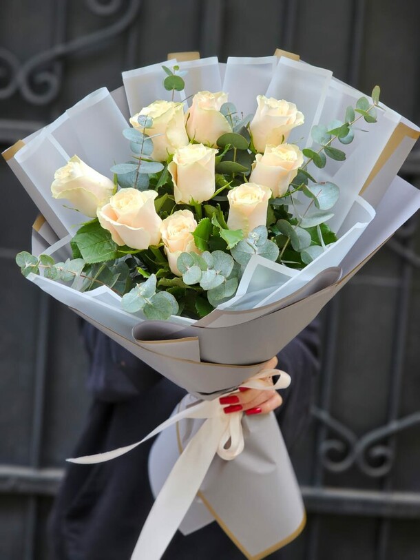 Букет роз с эвкалиптом, артикул F1417752 - 3500 рублей, доставка по городу. Flawery - доставка цветов