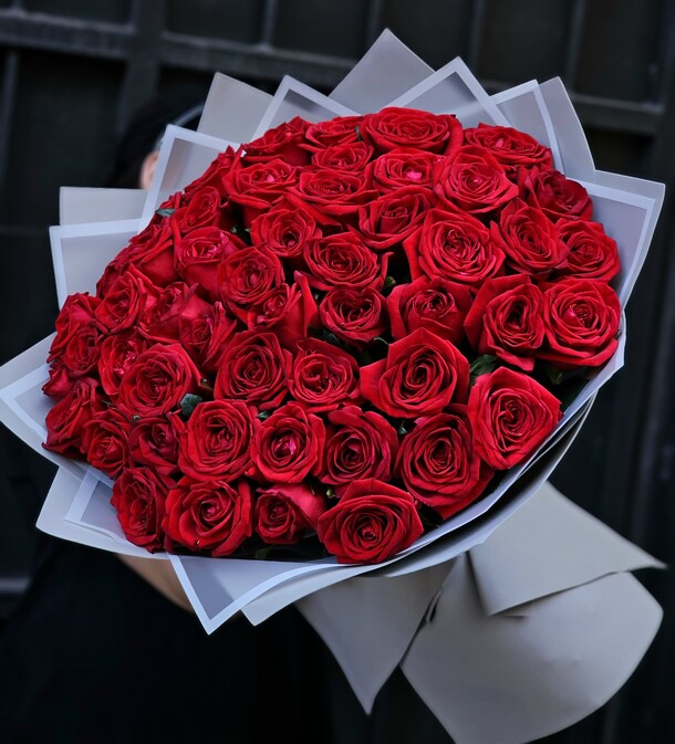 Букет из 51 красной розы, артикул F1436486 - 13500 рублей, доставка по городу. Flawery - доставка цветов