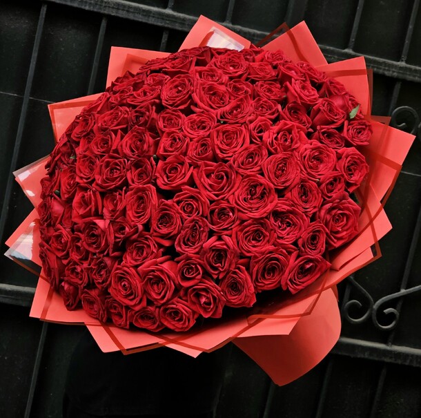 Букет из 101 красной розы, артикул F1436487 - 26000 рублей, доставка по городу. Flawery - доставка цветов