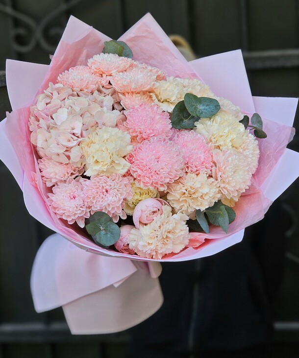 Нежный букет микс, артикул F1436489 - 7700 рублей, доставка по городу. Flawery - доставка цветов