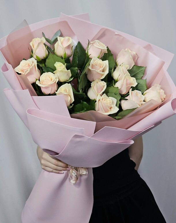 Букет из 15 роз, артикул F1436496 - 5000 рублей, доставка по городу. Flawery - доставка цветов