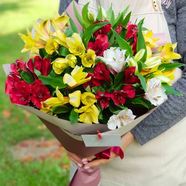 Букет разноцветных альстромерий, артикул F1192247 - 2950 рублей, доставка по городу. Flawery - доставка цветов