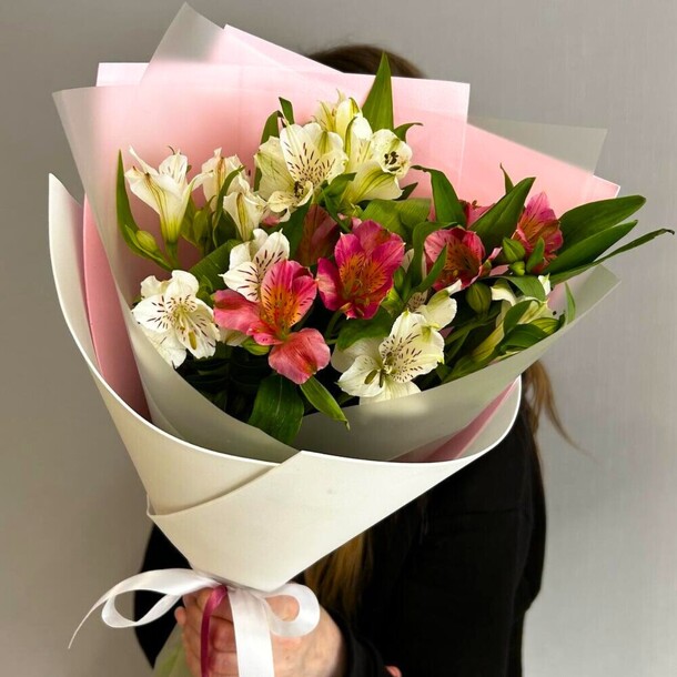 Розовые и белые альстромерии, артикул F1192257 - 2000 рублей, доставка по городу. Flawery - доставка цветов