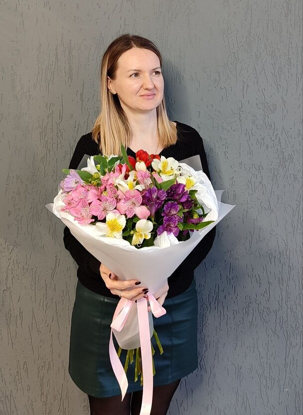 Разноцветные альстромерии, артикул F1192261 - 4490 рублей, доставка по городу. Flawery - доставка цветов