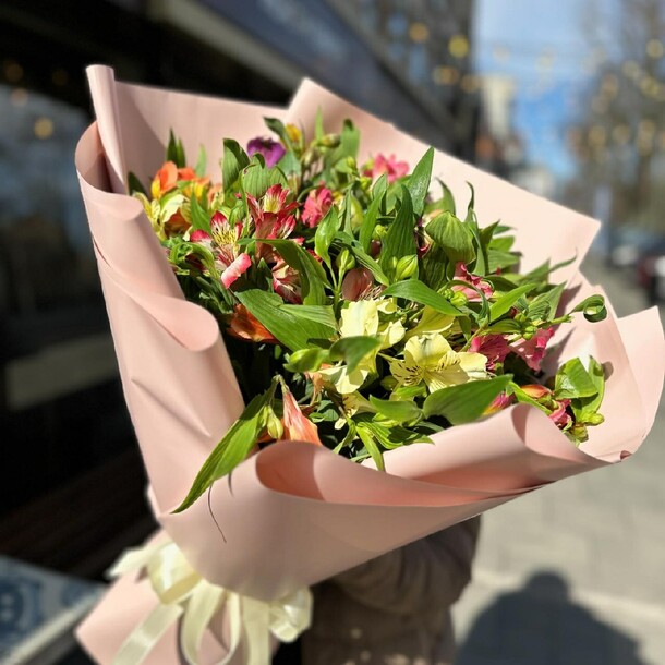 Букет альстромерий, артикул F1409833 - 6449 рублей, доставка по городу. Flawery - доставка цветов