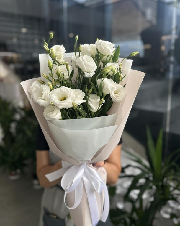 Букет эустом, артикул F1430508 - 3799 рублей, доставка по городу. Flawery - доставка цветов