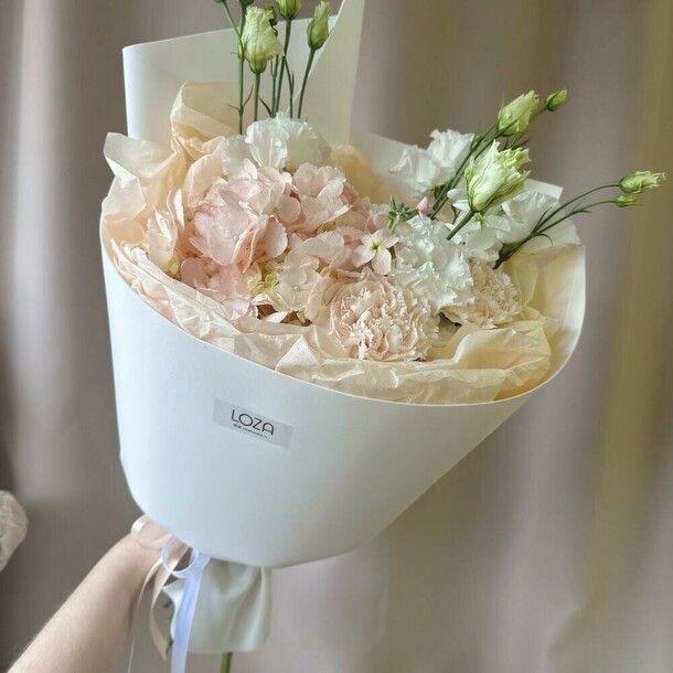 Нежный букет с гортензией, артикул F1376548 - 3350 рублей, доставка по городу. Flawery - доставка цветов