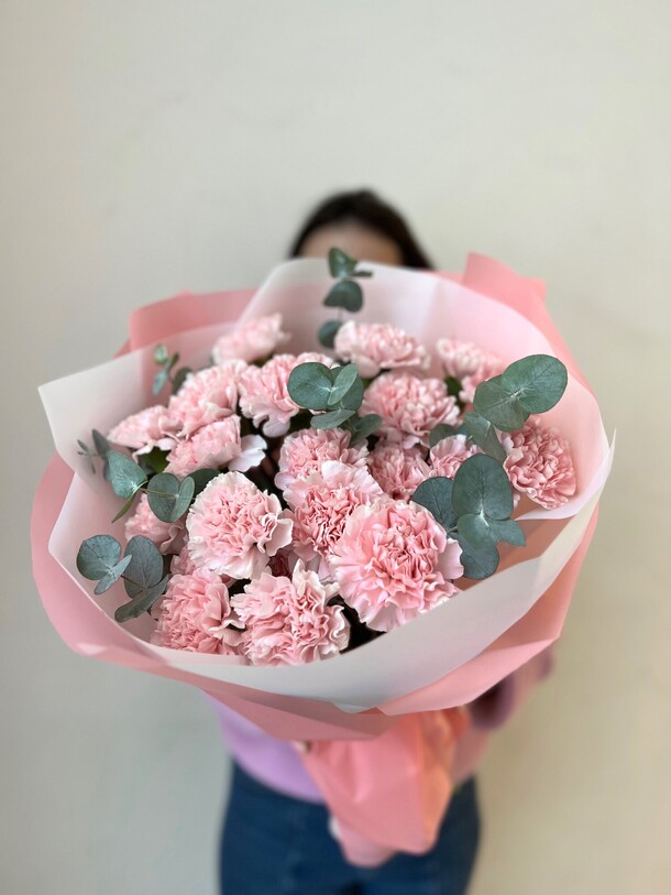 Гвоздики с эвкалиптом., артикул F1166986 - 7400 рублей, доставка по городу. Flawery - доставка цветов