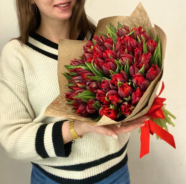 51 красный тюльпан, артикул F1171338 - 12835 рублей, доставка по городу. Flawery - доставка цветов