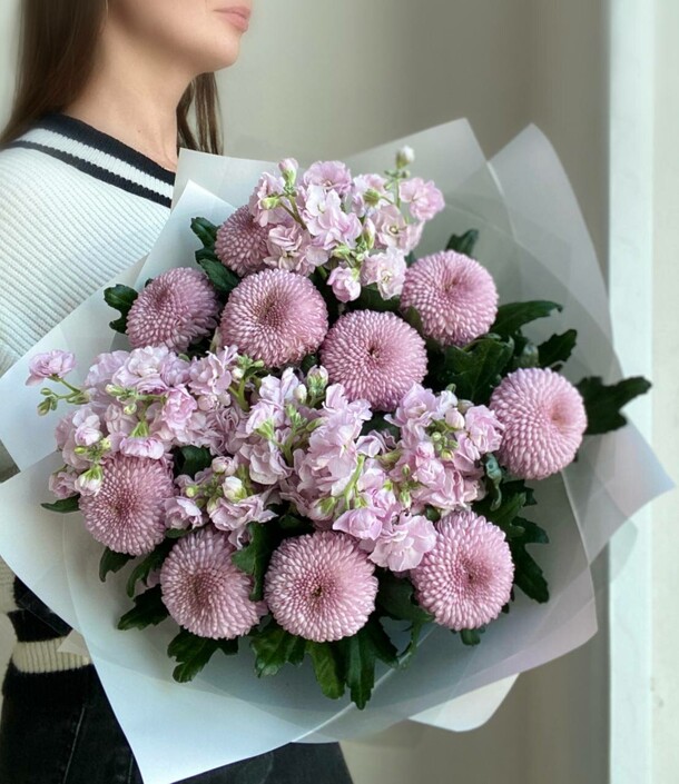 Ароматный букет с хризантемами и маттиолой, артикул F1214501 - 8400 рублей, доставка по городу. Flawery - доставка цветов